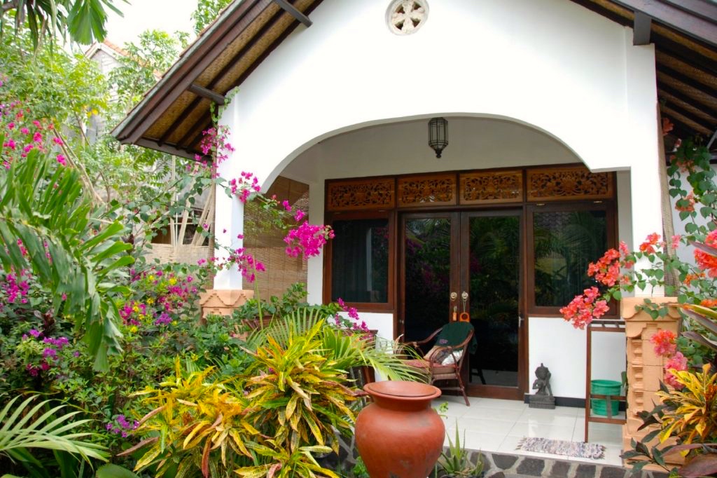 Four private bungalows are set in a tranquil lush green garden and decorated in an Indonesian style